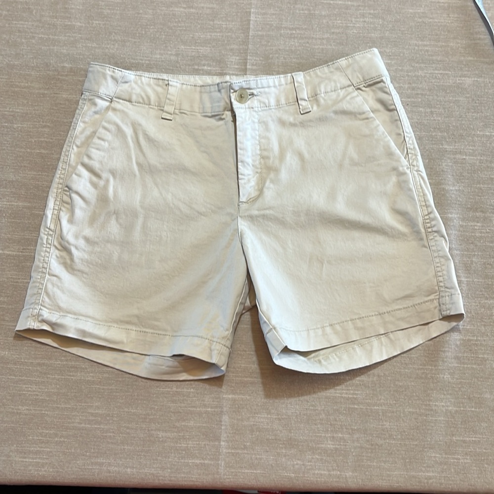 Gap cream color shorts. Size 4. These shorts have two front and two back pockets